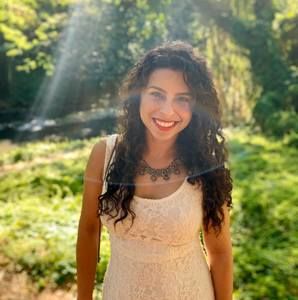 Meet your Posher, Moni